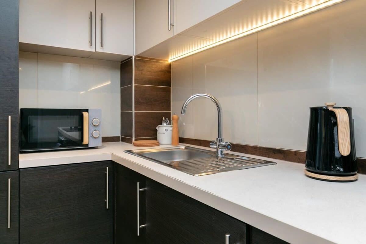 Modern 1 Bedroom Apartment In Woking Town Centre Ngoại thất bức ảnh